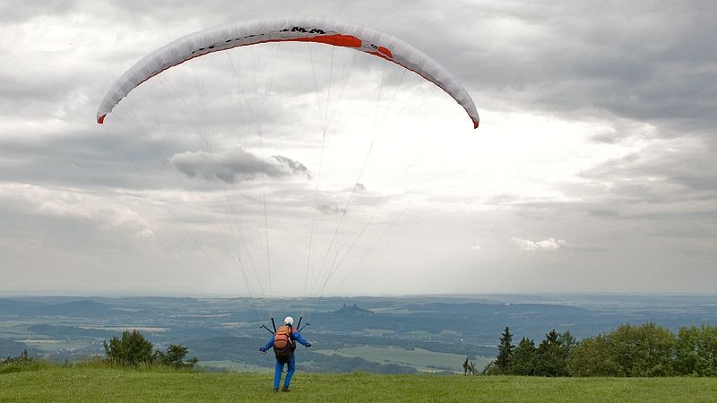 Na Klatovsku se zranil paraglidista, vrtulník ho přepravil do nemocnice